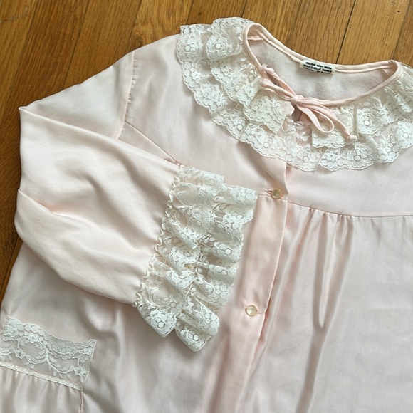 Vintage Bed Jacket Pink with Cream Lace Frill Neck and Tiered Lace Cuffs Size L - Picture 9 of 13